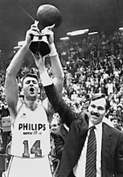 Marco Baldi e Mike D'Antoni con la Coppa Korac